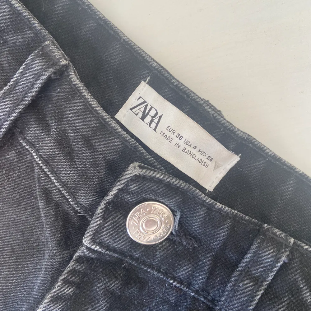 Jättefina jeansshorts från Zara i ny skick som jag köpte förra sommaren. De har tyvärr blivit försmå därav säljer jag. Jag skulle säga att de är midrise men de går även att sätta längre ner på höfterna. Pris går att diskutera. Midjemåttet är 34cm💕🥰. Shorts.