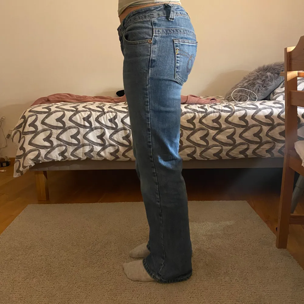Jättefina Lågmidjade bootcut jeans med fina fickor, bra skick, lite slitna längst ned, står strl 38 men skulle säga att de är i strl 36 (som även hon på bilden har i vanliga fall), längd 97, innerben 77, midja (rakt över) ca 40💗. Jeans & Byxor.