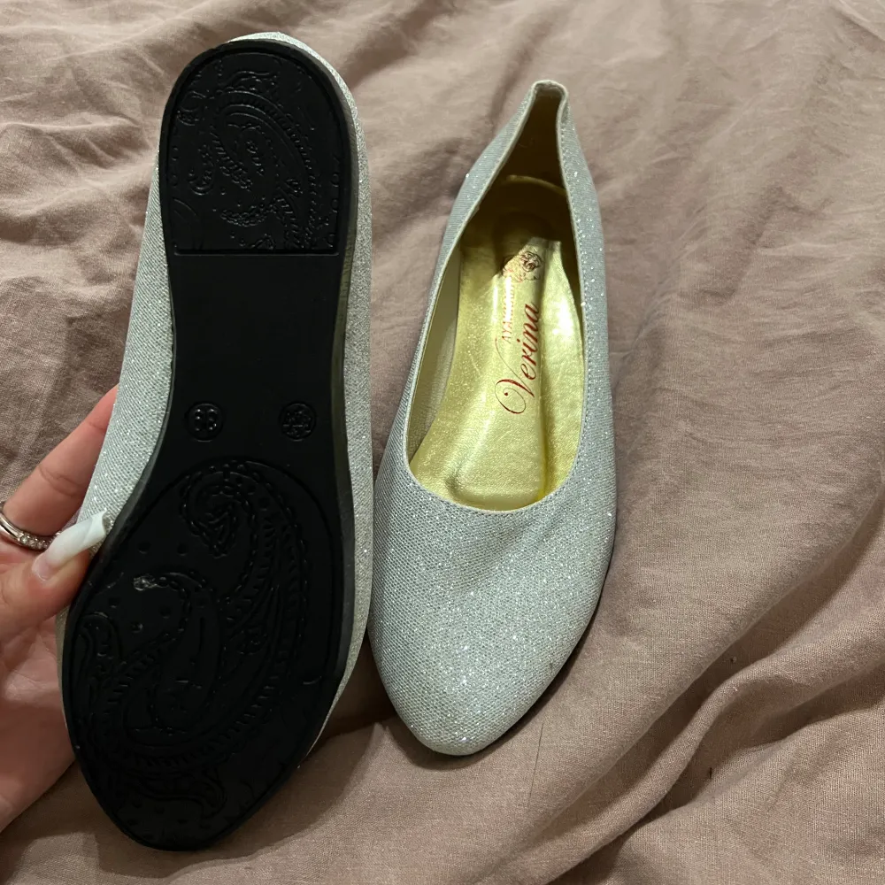 Bellerina skoe glitter silver storlek 39 men passar 38 fint till ballen som kommer o fester o bröllop oså. Skor.