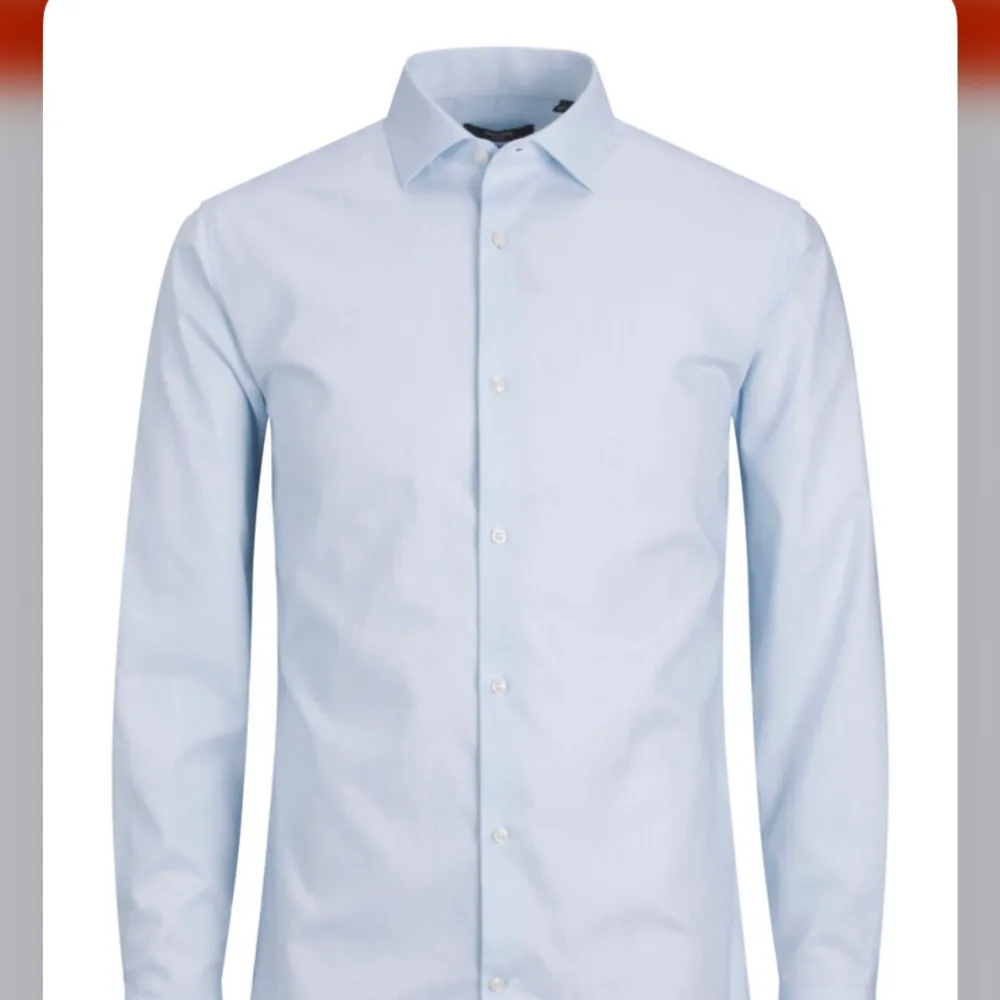 2 nya skjortor en ljus blå och en vit från jacka and Jones som visas på bilderna. aldrig använda bra kvalite  Kostar 600kr styck nya. Säljer båda för 199. För små för mig därför jag säljer dem . Skjortor.