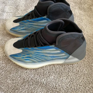 Frozen Blue Yeezys  - Yeezy Quantum ”Frozen Blue” sneakers! Skick 9,5/10 näst intill DS. Nypris 2700, men säljs inte av original försäljaren. Storlek 44 man,  kan även passa bra på fötter upp till storlek 46. Låda medföljer. Diskuterar väldigt gärna pris.