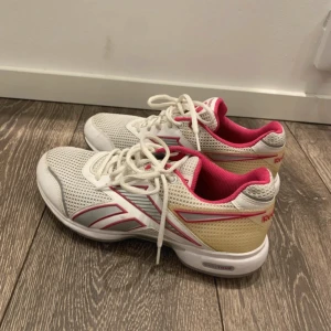 Vit Rebook skor - Bara använda nogra gånger i väldigt fin skick.  