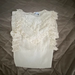 Topp pointelle Zara - Så fin sommartopp i pointelle från Zara. Storlek m men passar även s, använd 2 ggr🤍