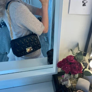 Michael kors väska  - Skit snygg handväska från Michael kors. Svart med guld detaljer. Går att ha över axeln men också över bröstet. Nypris ligger på 3000kr. Äkta köpt i butik