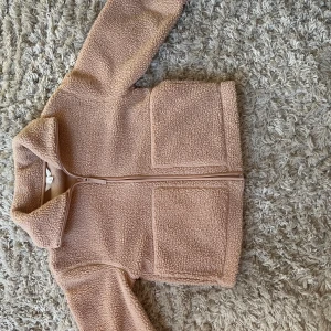 Hm fleece  - Denna efterfrågade fleece tröjan perfekt nu till sommaren, slutsåld i nästan alla butiker. Jätte fin är den ungefär en beige rosa färg köpt på Plick🥰🥰💝