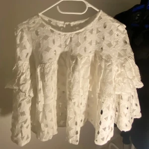 Trekvartsärm blus🤍 - Vit blus med trekvartsärmar och hål detaljer, köpt utomlands i storlek S! Skriv för fler bilder💓🙏🏽