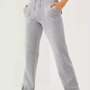 Juicy Couture byxor - Hej💕💕! Jag säljer mina Juicy Couture mjukisbyxor i storlek xxs. De är använda men ändå i ett väldigt bra skick utan några defekter. För mer bilder eller frågor är det bara att kontakta mig via Plick. Köparen står själv för kostnad av frakt.