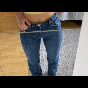 Blåa jeans - Jättesnygga blåa jeans som jag själv sytt in liiite då de va lite för breda innan i min smak. Suttit som en smäck men är för små för mig numera. Storlek 36 från zara och både långa (är 178 cm) och högmidjade. Använda men ser ut som nya🥰