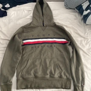 Tommy hilfiger (militär grön) - Bra använt skick. Se bilder 