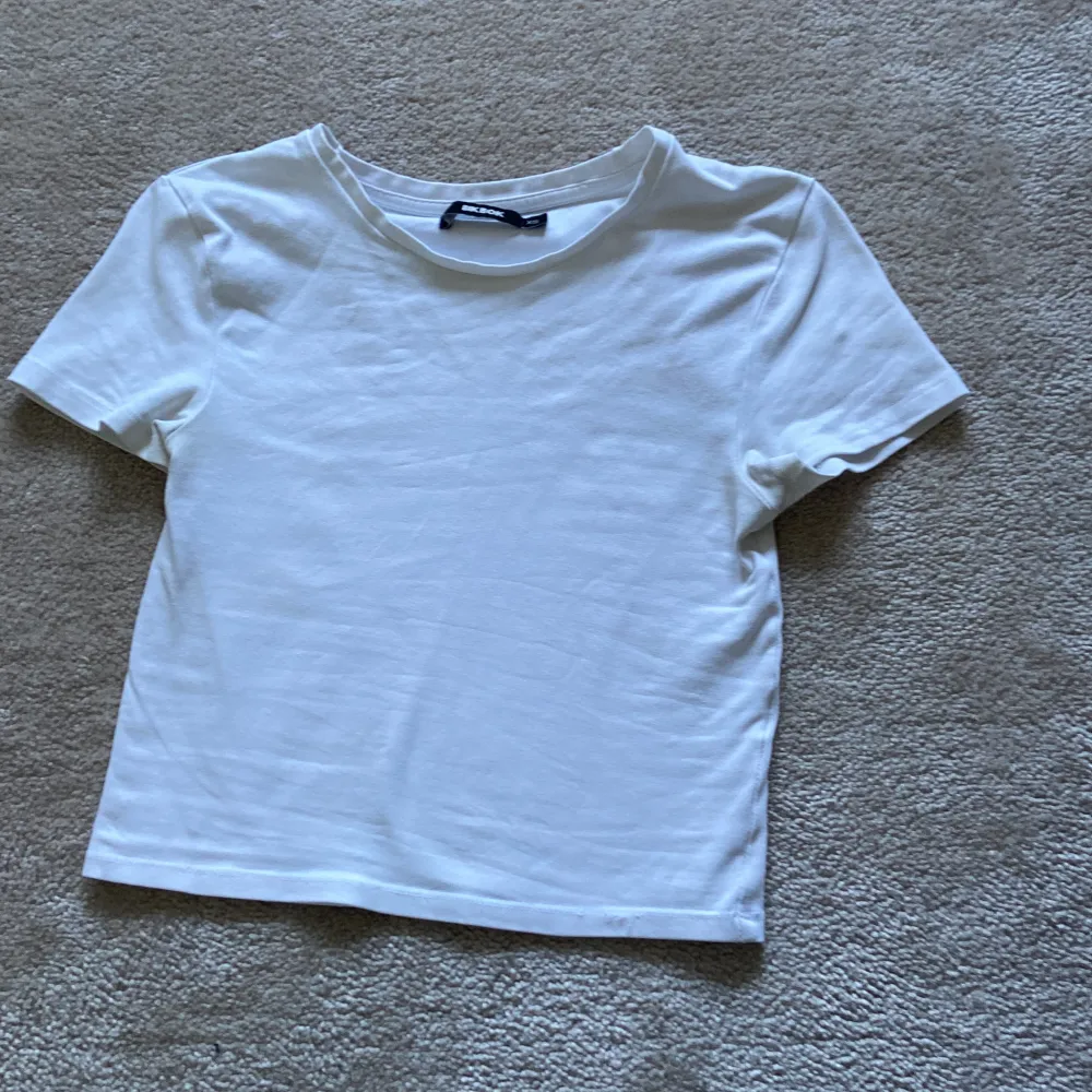 Jättefin vit t- shirt från bikbok använd många gånger men är i ett bra skick. . T-shirts.