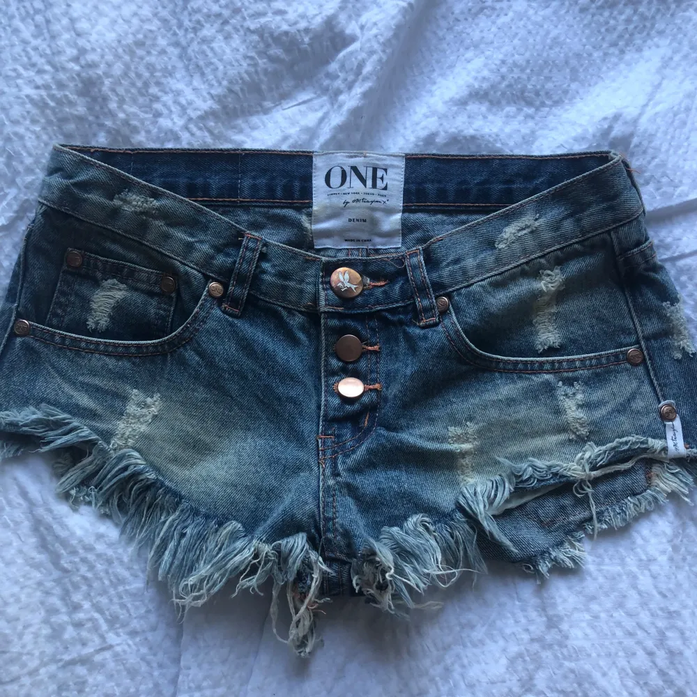 Säljer mina ursnygga vintage jeansshorts från One teaspoon!!😍 Står ingen direkt storlek på dem men skulle säga att de passar XS-S beroende på vilken passform man söker!😽. Shorts.