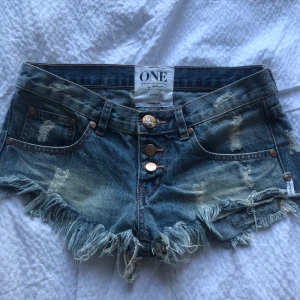 Vintage jeansshorts  - Säljer mina ursnygga vintage jeansshorts från One teaspoon!!😍 Står ingen direkt storlek på dem men skulle säga att de passar XS-S beroende på vilken passform man söker!😽