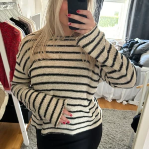 Randig stickad tröja  - Randig stickad tröja i ett tunnare material, perfekt till sommaren!💕