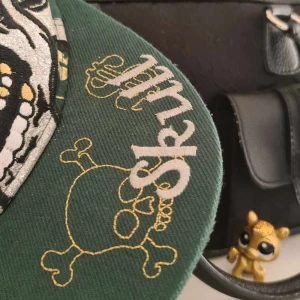 Keps - Cool, grön new era dödskalle keps med fräcka silver och gulddetaljer. Se mått i bilder. (BVSA) billigare vid snabb affär. Köpare står för frakt, katt finns i hemmet! 