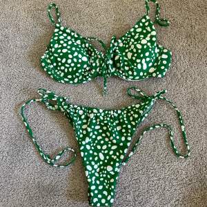Ljusgrön bikini som är helt oanvänd och går att justera storleken på båda delarna med hjälp av banden!☺️