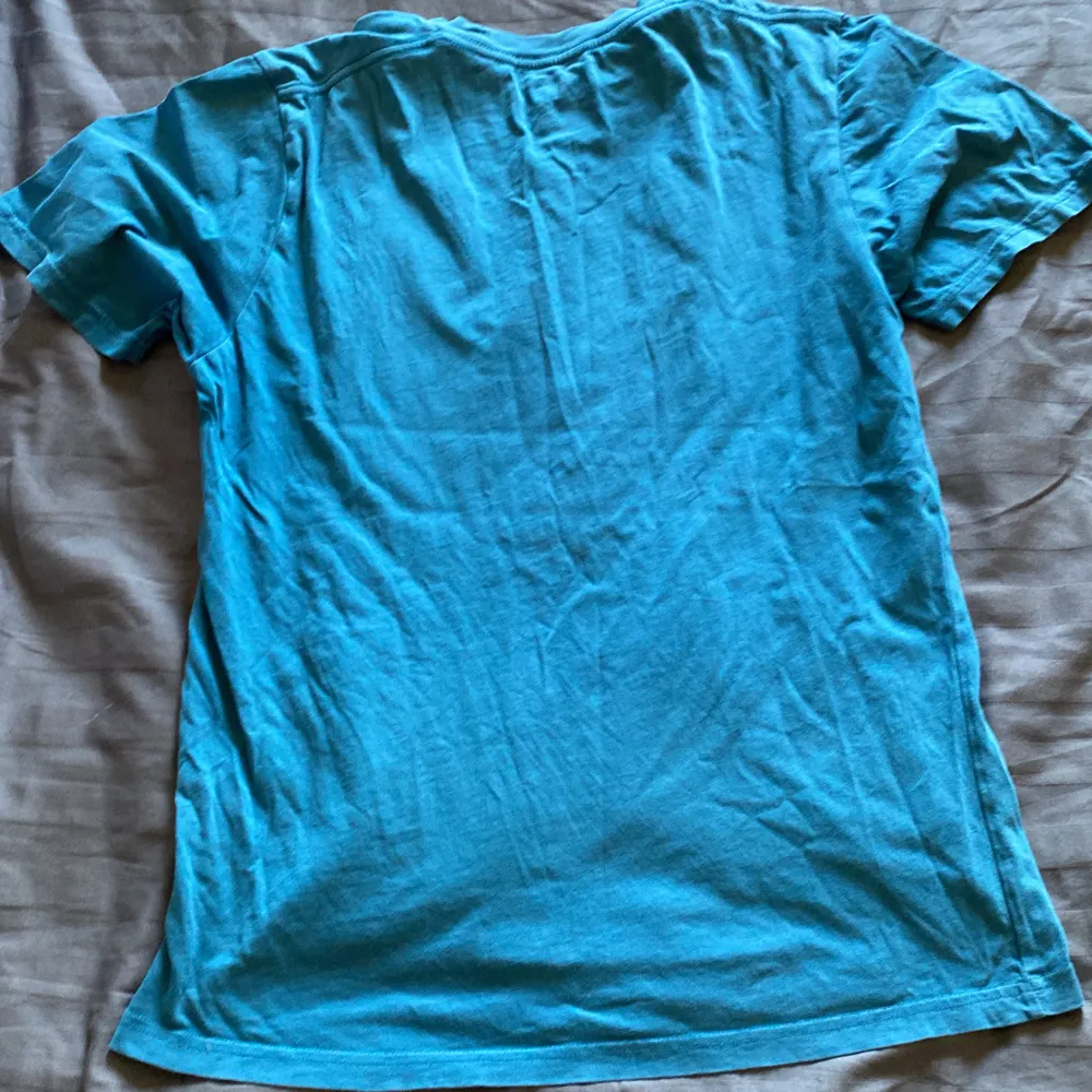 Blå T-shirt från Vans. I strl (XL 14yrs) men passar som S, Använt skick . T-shirts.