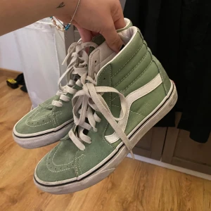 Vans höga gröna - Säljer ett par Vans i storlek 37!