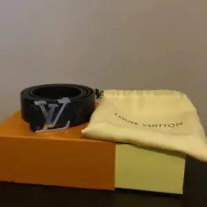 Säljer mitt Louis Vuitton bälte då det nt kmr till användning. Låda och dustbag ingår, allt på bilden. (1:1)
