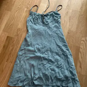 Jätte söt ljusblå klänning som inte kommit till användning :/ inga defekter då den inte är använd, bara testad, det är bara att skriva om det är några funderingar <3 (bara att stryka sp blir den silkes len)