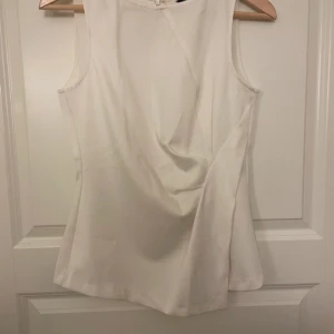 Zara topp - Unik vit zara topp i storlek M, som inte kommer till användning 