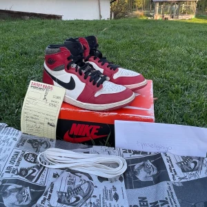 Jordan high Lost and found - Storlek 42 Original kartong med följer Nypris ca 3800kr Liten fläck på ena plösen (se bild två) Använt skick  Bara att skriva vid frågor