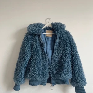 Fluffig jacka - Jacka från Pull&Bear som jag inte använts på länge. Något större i storleken❤️