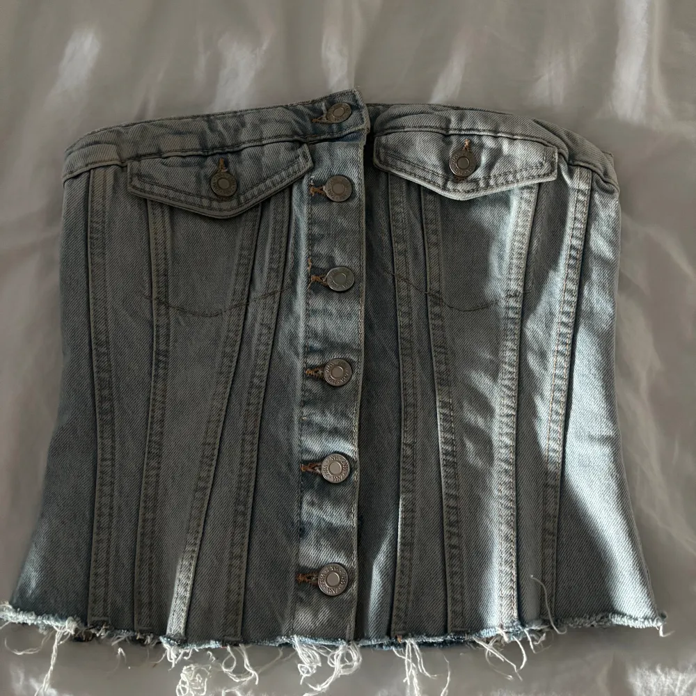 En jeans topp från zara i ljusblått jeans tyg!💗 Fint skick och knappast använd💗. T-shirts.