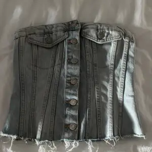 En jeans topp från zara i ljusblått jeans tyg!💗 Fint skick och knappast använd💗