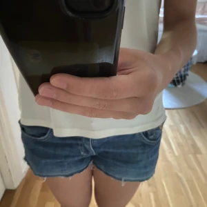 Jeansshorts - Köparen står för frakt Hej jag säljer ett par jeans shorts från hm s gamla collection i storlek 38 skriv för fler bilder😊