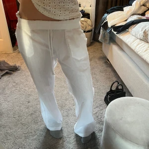 Linnebyxor  - Fina linnebyxor i stl S men skulle säga att de även passar XS och M beroende på hur man vill att de ska sitta. Fint skick, använda 1-2 gånger. Jag är 165 cm för preferens 💕