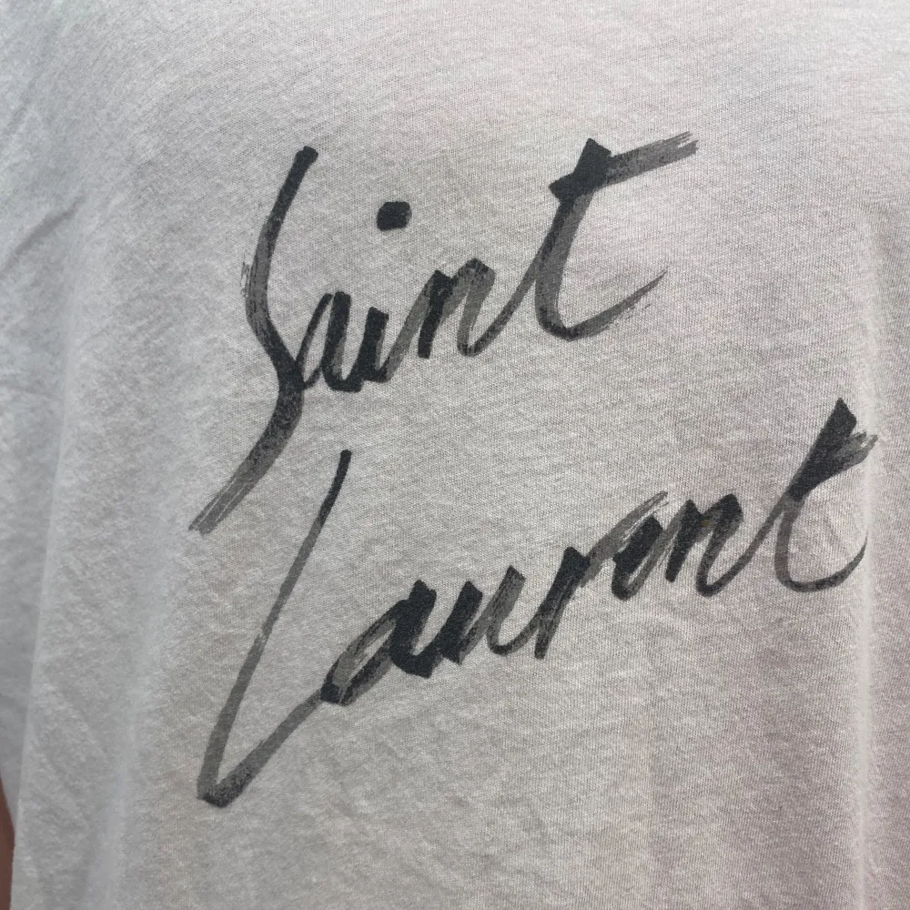 Hej! Säljer nu min tisha från märket Saint Laurent , Storlek M fint skick. Tveka inte på att höra av dig om du har frågor eller funderingar kring varan! . T-shirts.