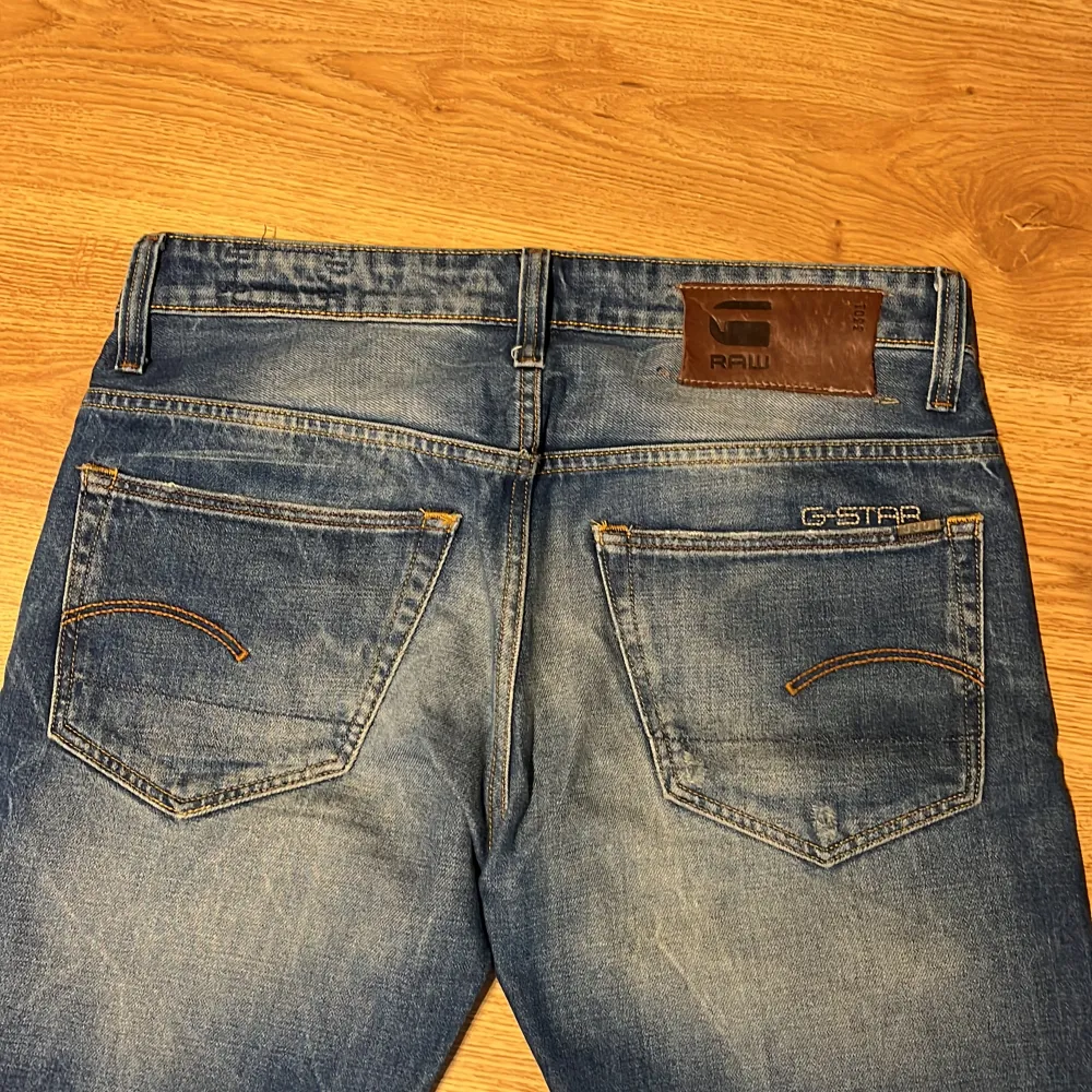 Säljer dessa riktigt feta Gstar jeansen i storlek 29-32 i modellen 3301-Slim tapered. Grymt bra skick nästan som nya utan någon defekt. Nypris 1400 mitt pris endast 399kr. Kom pm vid fler frågor eller fler bilder på byxorna . Jeans & Byxor.