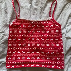 En jättesöt linne perfekt för jul, den är köpt på barnavdelningen men är som en xs/s😍 super söt, använt cirka 1 gång så den är som ny!! 