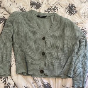 Stickad kofta  - Använd sen länge, fick den av min kusin för ett tag sedan men är tyvärr för stor för mig. 