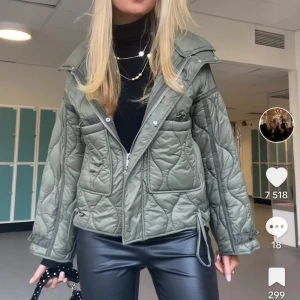 Jacka - Säljer denna sjukt snygga jackan då den ej kommer till användning 💕😍