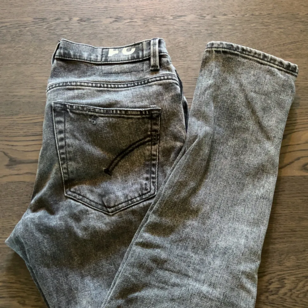 Säljer nu mina dondup jeans då dom inte kommer till användning efter som dom inte passar mig. Vid minsta fundering är det bara o skriva. Pris inte hugget i sten vid en snabb affär . Jeans & Byxor.