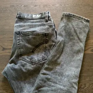 Säljer nu mina dondup jeans då dom inte kommer till användning efter som dom inte passar mig. Vid minsta fundering är det bara o skriva. Pris inte hugget i sten vid en snabb affär 