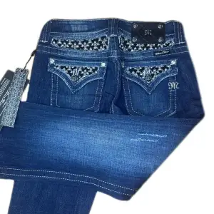 Miss Me jeans i modellen ”JP5002B53/boot” midjemåttet rakt över är 37cm. Ytterbenet 105cm och innerbenet 84,5cm. Jeansen är helt nya med taggarna på. Kontakta vid intresse!