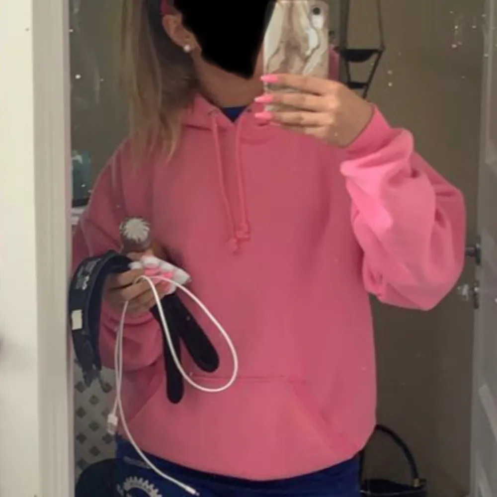 Säljer den här rosa hoodien från Bikbok super fin å skön men kommer inte till användning längre. Hoodies.