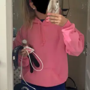 Säljer den här rosa hoodien från Bikbok super fin å skön men kommer inte till användning längre