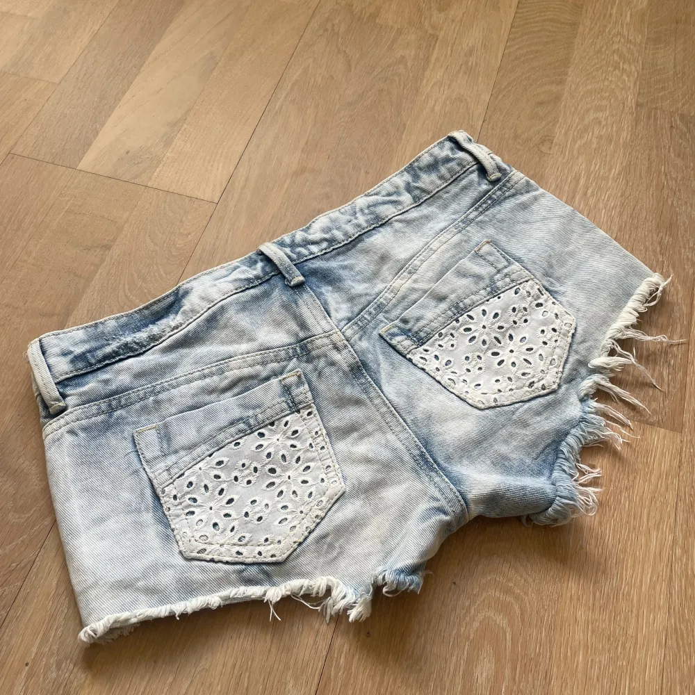 Jätte fina low waist jeansshorts med detaljer . Shorts.