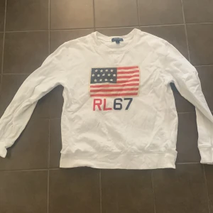 Ralph Lauren - Säljer min Ralph lauren tröja vilket som blivit för liten. Storlek 14-16. Skick 8/10 vid snabb affär kan priset ändras 