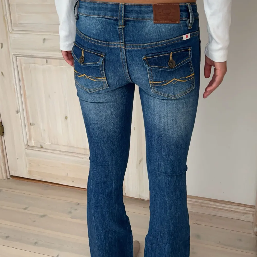 Barnstorlek men passar dig med storlek 32 som är cirka 155cm lång. (Modellen är 156cm.). Jeans & Byxor.