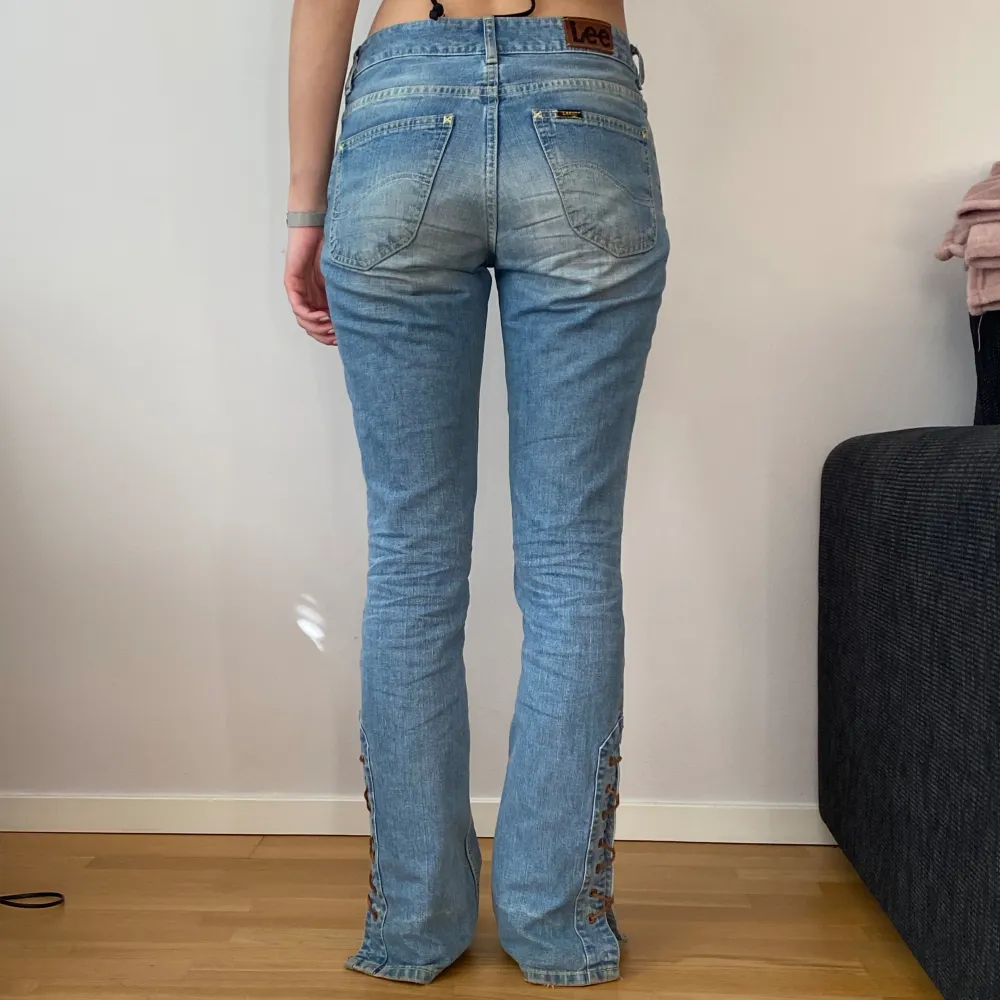 Säljer ascoola unika jeans från LEE. Lowwaist och bootcut med knytning där nere. Så fin tvätt på jeansen. I mycket bra skick. Waist 28 Length 31.. Jeans & Byxor.
