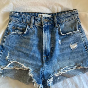 Zara jeansshorts - Jeansshorts från zara storlek 32/xs Nypris: 329 kr Bara att skriva för fler vilder/frågor