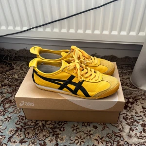 ONITSUKA TIGER (SLUTSÅLDA) 🐯🐅🐅🐯🐯 - Heeeeelt kattigs Onitsuka Tiger i sjukt bra skick knappt använda💯💯 Kommer ej med box❌😔 men med massa kärlek🤩 finns inga bättre skor för sommaren, slutsålda överallt dessutom så lycka till😈 va snabba! Storlek 39😘