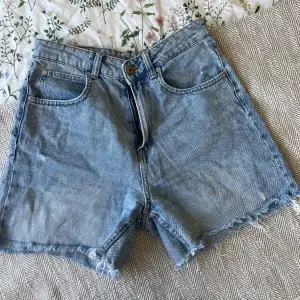 Ett par avklippta jeansshorts från H&M, lite längre i modellen. Passar ej mig längre, därför säljer jag dem. Köparen betalar frakten!