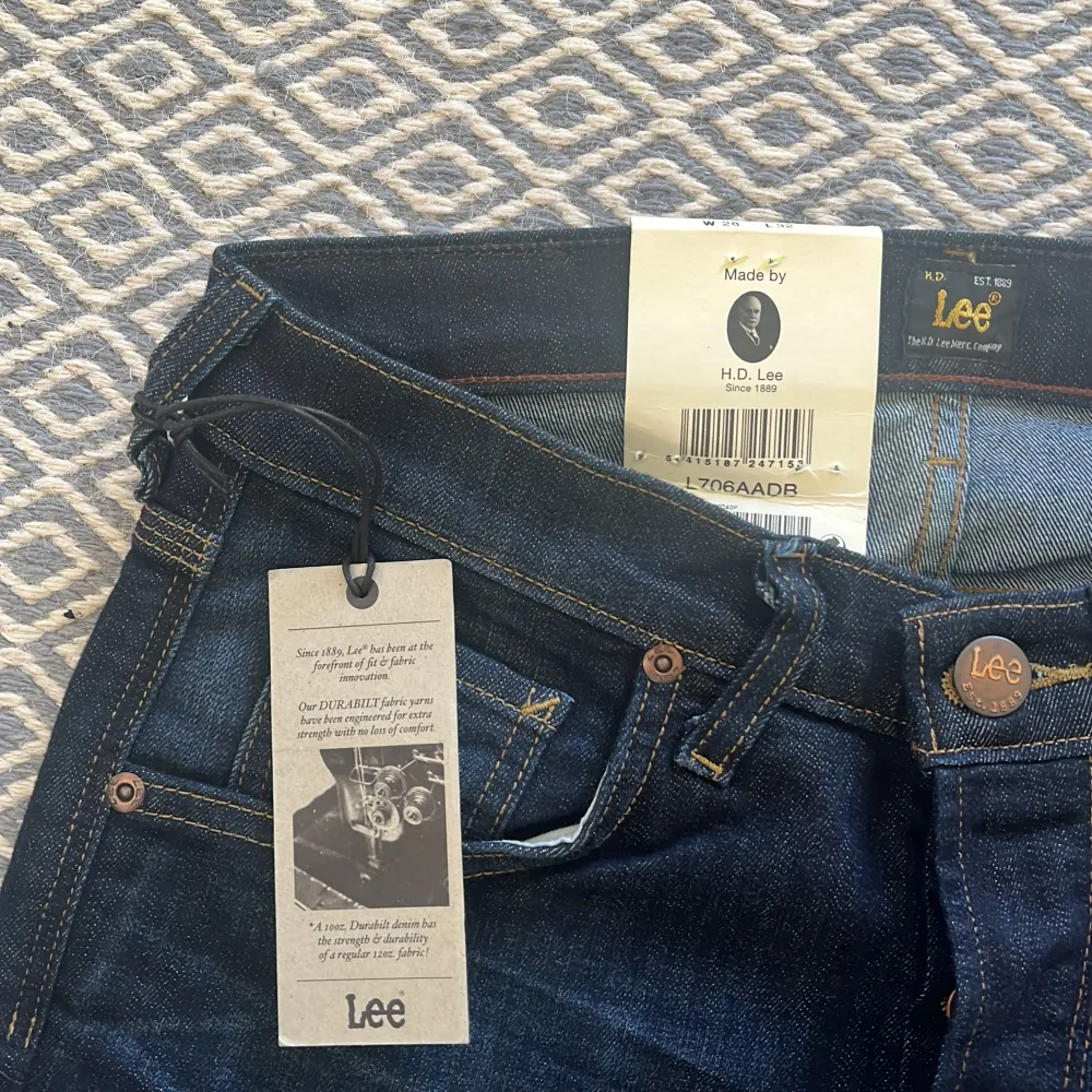 Helt oanvända Lee jeans som är köpta på zalando för 1000kr. Modellen är Daren slim straight och de passar de som är mellan 165-175cm ungefär. Tveka inte på att höra av er vid frågor! . Jeans & Byxor.