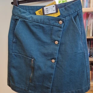 Kjol från Raw - oanvänd  - Kjol från G-star raw. Söt med knappar och fickor. Storlek small, färg balsam.