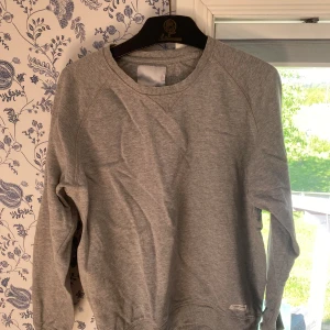 Sweatshirt - Säljer sweatshirt pågrund av lite användning.